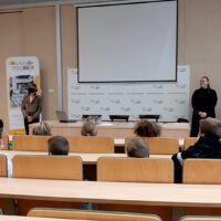  Zdjęcia przedstawiają młodzież, która wzięła udział w spotkaniu z bajką.