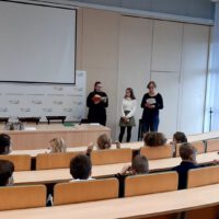  Zdjęcia przedstawiają młodzież, która wzięła udział w spotkaniu z bajką.