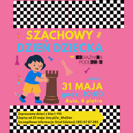 Plakat na różowym tle z motywem szachownicy na górze i dole. W centralnej części widnieje kolorowy napis: „SZACHOWY DZIEŃ DZIECKA w Książnicy Podlaskiej”. Po lewej stronie znajduje się ilustracja dziecka w niebieskiej koszulce i żółtych spodenkach, trzymającego dużą figurę wieży szachowej. Wokół rozrzucone są inne figury szachowe. Po prawej stronie widnieje informacja o wydarzeniu: „sobota 31 MAJA godz. 10:00 Aula, 6 piętro” – żółty i niebieski tekst. Na dole, na żółtym tle z czarną ramką, znajduje się informacja: „Zapraszamy dzieci z klas I–VIII. Zapisy od 25 maja: tiny.pl/w8hd2wr. Szczegółowe informacje: Dział Edukacji (85) 67 67 285”. Obok tekstu strzałka skierowana w prawo.