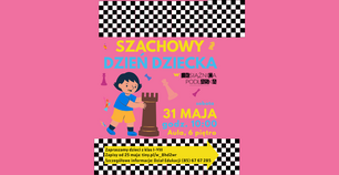 Plakat na różowym tle z motywem szachownicy na górze i dole. W centralnej części widnieje kolorowy napis: „SZACHOWY DZIEŃ DZIECKA w Książnicy Podlaskiej”. Po lewej stronie znajduje się ilustracja dziecka w niebieskiej koszulce i żółtych spodenkach, trzymającego dużą figurę wieży szachowej. Wokół rozrzucone są inne figury szachowe. Po prawej stronie widnieje informacja o wydarzeniu: „sobota 31 MAJA godz. 10:00 Aula, 6 piętro” – żółty i niebieski tekst. Na dole, na żółtym tle z czarną ramką, znajduje się informacja: „Zapraszamy dzieci z klas I–VIII. Zapisy od 25 maja: tiny.pl/w8hd2wr. Szczegółowe informacje: Dział Edukacji (85) 67 67 285”. Obok tekstu strzałka skierowana w prawo.
