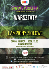 Plakat promocyjny cyklu „Ziołowe Pokolenia: Podlaska tradycja, natura i wspólnota”. Główny napis informuje o warsztatach: „LAMPIONY ZIOŁOWE”. Wydarzenie zaplanowano na środę, 15 lipca o godz. 17:00 w Świetlicy Wiejskiej w Ignatkach-Osiedlu przy ul. Jeździeckiej 14. Na plakacie znajdują się dane do zapisów (tel. 514 921 016, 85 747 42 57, e-mail: juchnowiec@bibliotekajuchnowiec.pl) oraz adnotacja o ograniczonej liczbie miejsc. Tło tworzy ozdobna, zielono-fraktalna kompozycja o motywach roślinnych. Na dole umieszczono logotypy dofinansowania, patronów honorowych, medialnych i partnerów.