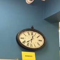 Kamera monitoringu nad regałem z nowościami w filii Książnicy Podlaskiej.