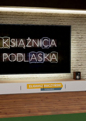 Mężczyzna stoi w wirtualnym studiu telewizyjnym przed dużym ekranem. Ekran wyświetla napis neonowy KSIĄŻNICA PODLASKA. Mężczyzna ma jasny sweter z kapturem (bluza) i szare spodnie dżinsowe. Stoi po prawej stronie ekranu, z rękami złożonymi na wysokości pasa. Pod ekranem znajduje się szafka RTV z głośnikami po bokach, a na niej widoczna jest plakietka z napisem ELIGIUSZ BUCZYŃSKI i pod spodem mniejszymi literami CZYTELNIA OGÓLNA. Ściana za ekranem wygląda jak ściana z czerwonej cegły. Po obu stronach mebla RTV i ekranu znajdują się doniczkowe rośliny. U góry po prawej stronie widać logo z napisem KSIĄŻNICA PODLASKA. Podłoga jest drewniana.